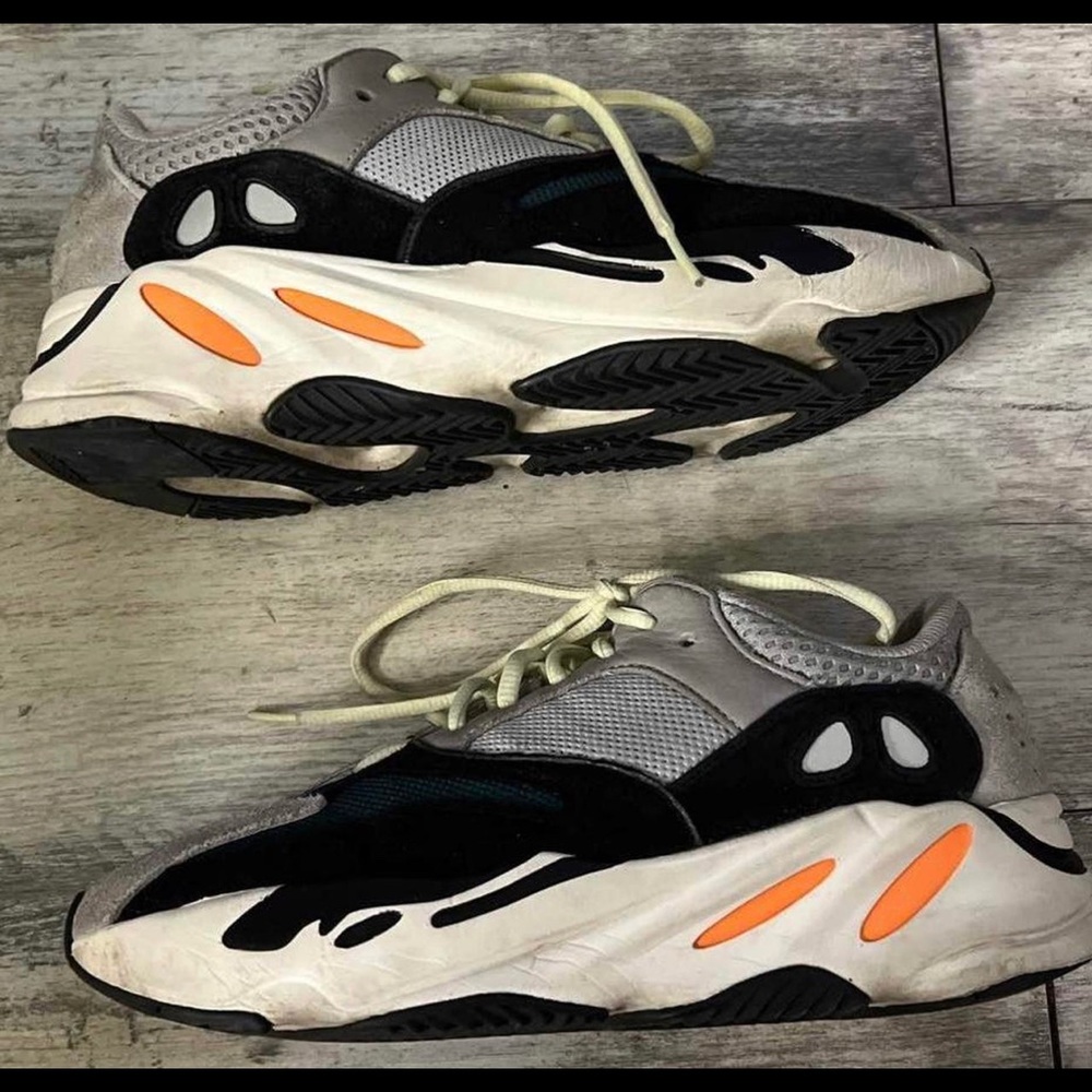 Yeezy Wave Runner’s size 8-8.5 women’s size 6.5 mens
